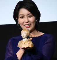 松たか子、自身がモデルの“彫刻”に大喜び　YouTuber風に紹介するお茶目な姿も