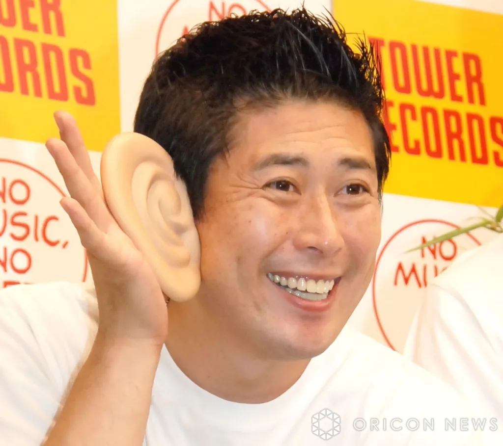 マギー審司、結婚20周年迎えた妻との“顔出し”記念ショット披露　“初デートした店”で中学・高校・大学生の子どもたちと一緒にお祝い「幸せです」