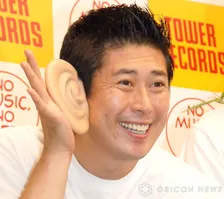 マギー審司、結婚20周年迎えた妻との“顔出し”記念ショット披露　“初デートした店”で中学・高校・大学生の子どもたちと一緒にお祝い「幸せです」