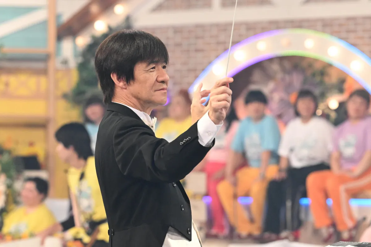 『24時間テレビ』マエストロ・内村光良、90人の大合奏を披露　ランナー・星野真里が涙を浮かべる場面も