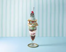 なんと全長約30センチ…デカすぎる“チョコミントパフェ”に驚き「これまじすご！」「写真撮りたくなる」
