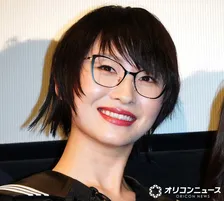 新しい学校のリーダーズ・SUZUKA、セーラー服脱いだ“別人級”ショットに絶賛の声「メガネ無しカッコえ〜」「もはや異次元」