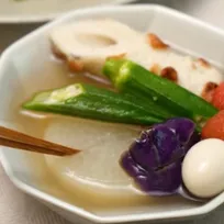 ナスが「じゅわとろ～」大根が芯までしみた“冷やしおでん”、レンチンして2分煮込むだけで完成する簡単レシピ