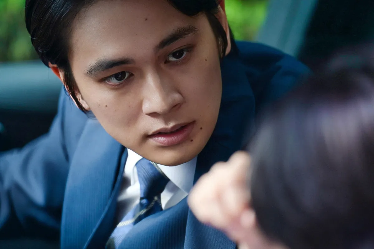 北村匠海、妻を追い詰めるエリート警察官役　映画『シャドウワーク』歪んだ支配欲と暴力性がにじむ新場面写真