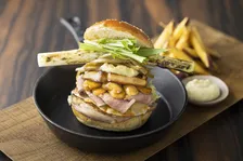 「鴨がねぎを背負って来る」を表現したバーガー、大阪の外資系ホテルに登場…3950円【詳細】