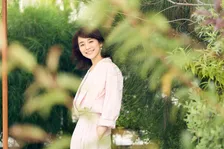 石田ゆり子、大人エレガントな装いで『CREA』表紙　亡くした愛犬への想い明かす