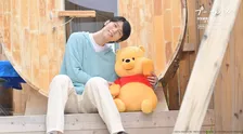 羽生結弦、プーさんとの“やさしい時間”に笑顔　メモリーブックのメイキング初公開