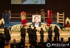 ガッツ石松さんお別れ会“らしさ全開”　記念撮影でガッツポーズ　祭壇のバックにはリング
