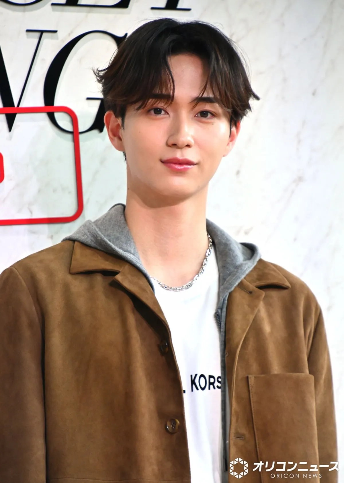 野村康太、抜群スタイル生かした秋コーデ　スキンケアグッズは「常に持ち歩いている」