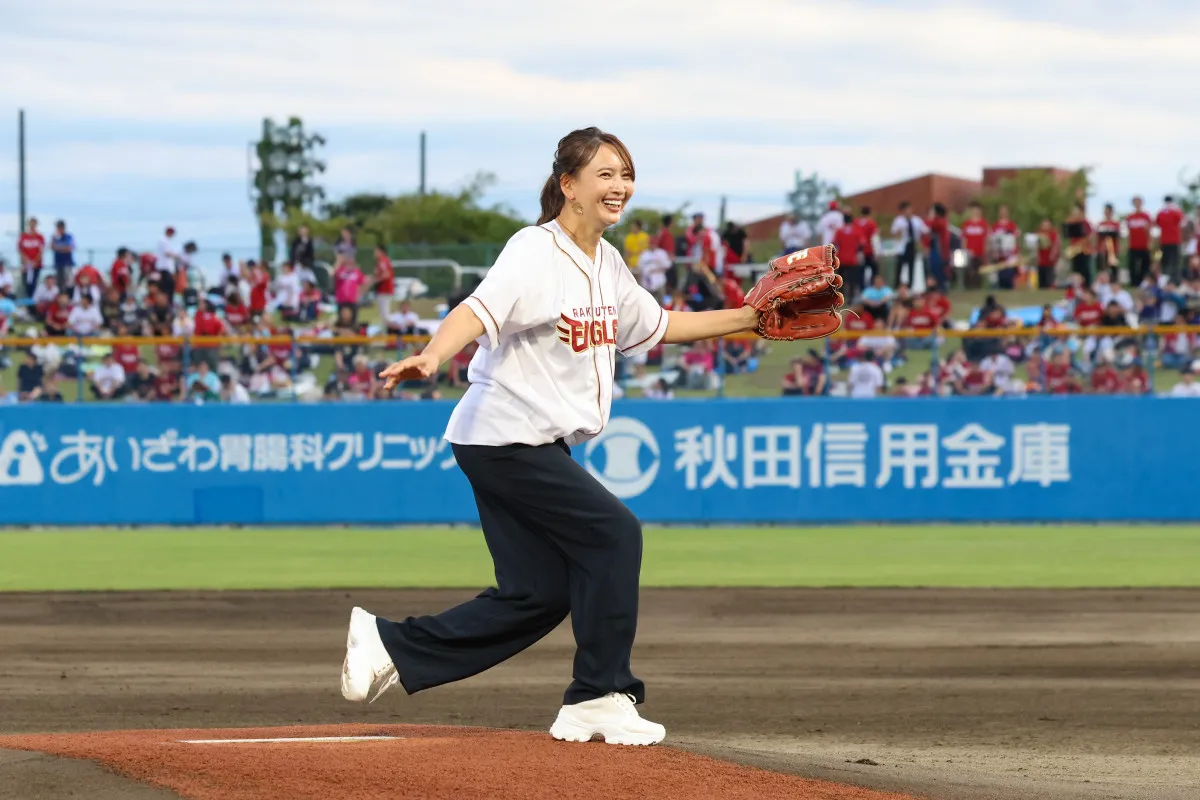 41歳・加藤夏希、故郷・秋田で“豪快フォーム”始球式　その美ぼうに反響「夏希さんカワイイ！」「『エコエコアザラク』の頃から何も変わってないのがすごい」