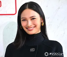 大政絢、圧巻オーラ放つブラックコーデ　秋には「一歳の息子と紅葉に行きたい」
