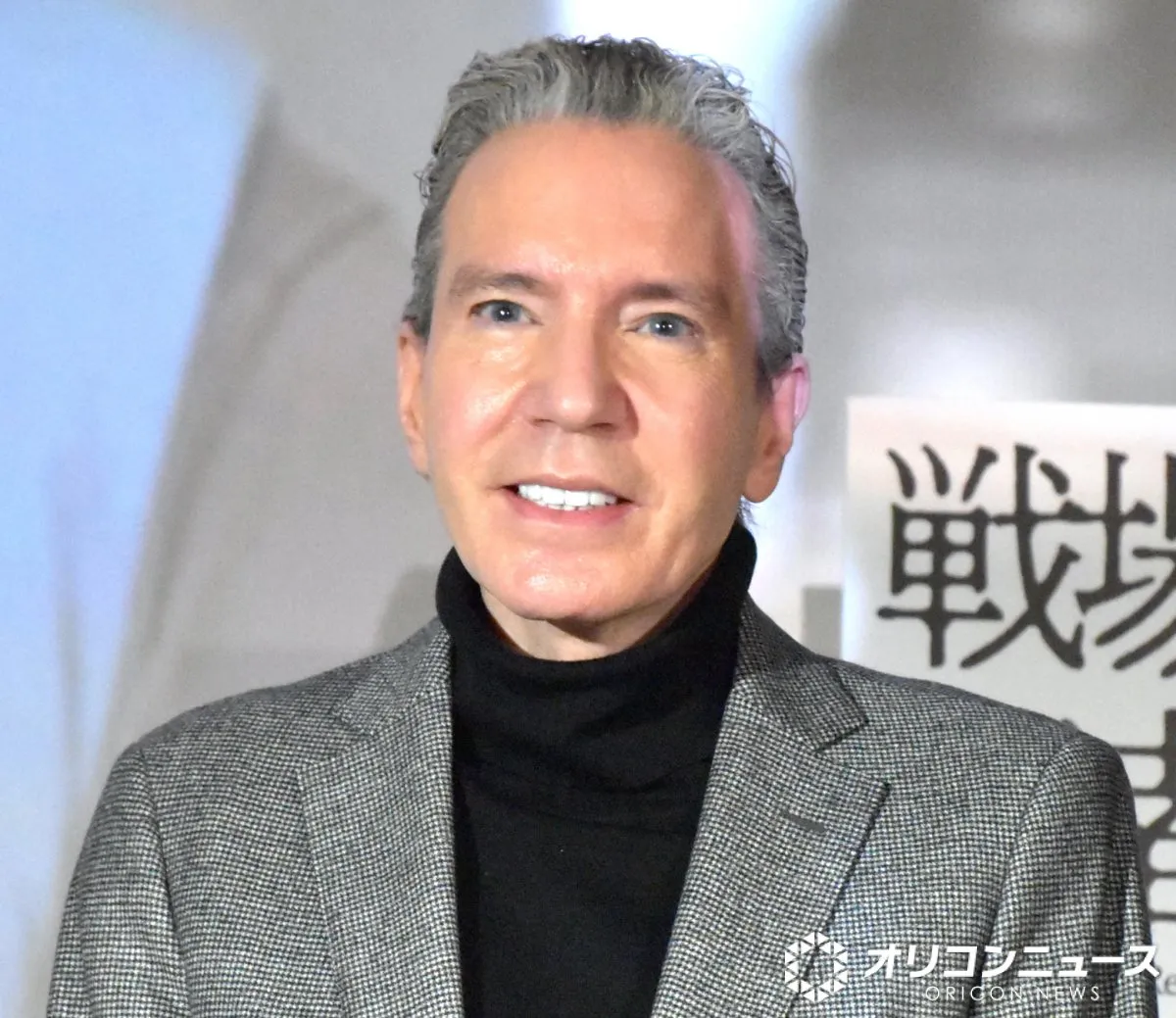 デーブ・スペクター、壁一面の大窓から都会を一望…妻が豪華な自宅内部をチラ見せ「なんて素敵なご自宅」