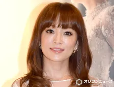 「仲良しすぎる姉弟」浜崎あゆみ、“弟のような”仲良しアーティストとハグショット公開「ステキな関係」「弟愛が強い」