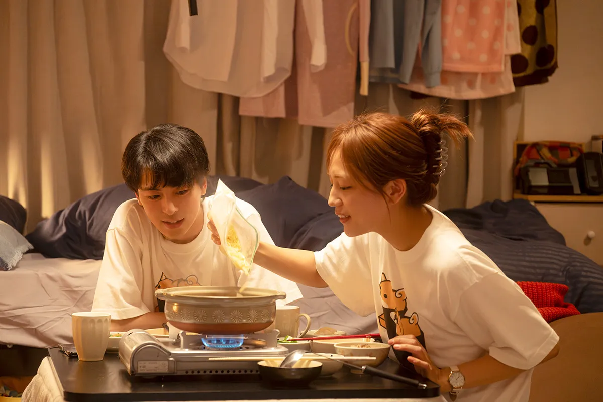 川口春奈×高杉真宙がお揃いTシャツで鍋を囲う、映画『ママがもうこの世界にいなくても』笑顔溢れる日常を捉えた場面写真＆ショートPV解禁