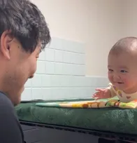 ショパンを聴いていた0歳児、次の瞬間…“コクン”とした姿に73.7万いいね「気持ち良すぎて頭が…」