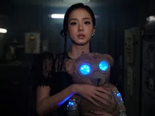 BLACKPINK・JISOO、ソロ新曲「CLICK」リリース　MVでは“サイボーグ”に