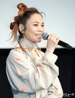 Chara、花柄ワンピース姿で登場　舞台あいさつは「お断りしようと思っていた」