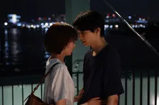 『告白－25年目の秘密－』麻里子（岡崎紗絵）、爽太（松村北斗）を尾行　その背後に復讐が迫る