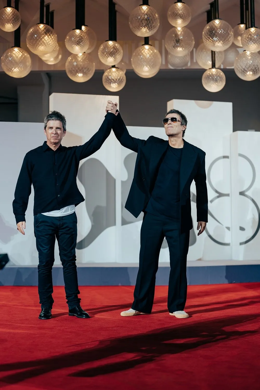 リアム・ギャラガー＆ノエル・ギャラガー、そろってベネチア映画祭初登場　会場から「オアシス！」の大歓声