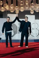 リアム・ギャラガー＆ノエル・ギャラガー、そろってベネチア映画祭初登場　会場から「オアシス！」の大歓声