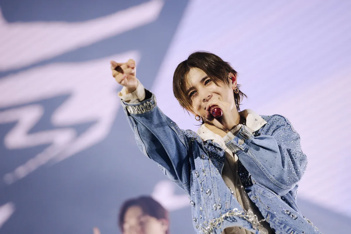 山田涼介、初のソロアジアツアー開幕　深紅のステージで1万人魅了「Bloomin'」現地語歌唱も【ライブレポート】