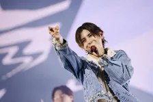 山田涼介、初のソロアジアツアー開幕　深紅のステージで1万人魅了「Bloomin'」現地語歌唱も【ライブレポート】