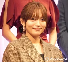 川口春奈、結婚＆妊娠発表後初の公の場で笑顔　ふっくらお腹で主演映画舞台あいさつに登場