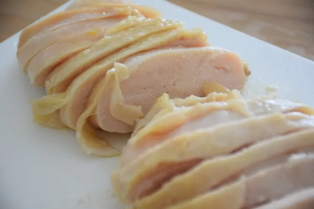「見た目はサラダチキン？」鶏むね肉が“よだれ鶏”に　レンジで作る高たんぱくおかず