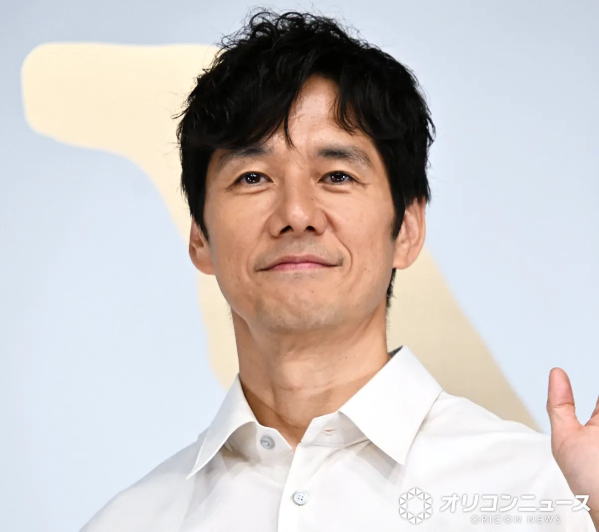 西島秀俊、綾瀬はるかとの舞台裏オフショットに反響「めっちゃ楽しそう」「この緩い感じが好き」