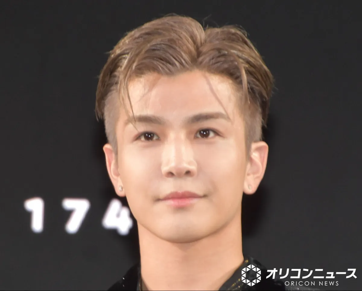 岩田剛典、“3歳ごろからの幼馴染”との2ショット公開　幼少期から現在までの思い出写真に反響「エモすぎる」