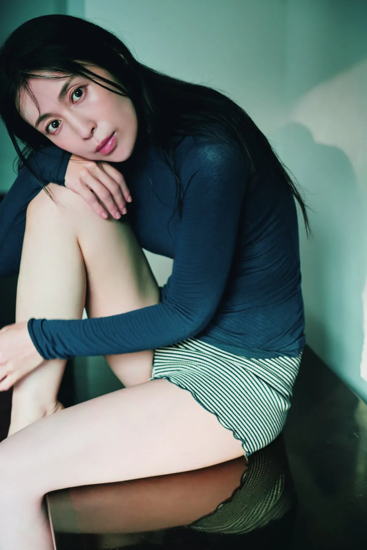 48歳・雛形あきこ、ベッドで枕を抱えた姿＆下着で大胆な後ろ姿などを公開　22年ぶり写真集タイトルも決定