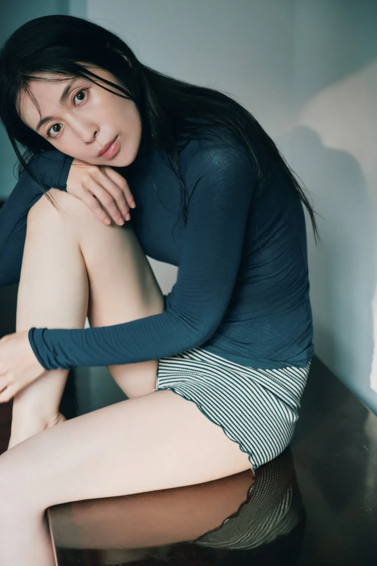 48歳・雛形あきこ、ベッドで枕を抱えた姿＆下着で大胆な後ろ姿などを公開　22年ぶり写真集タイトルも決定
