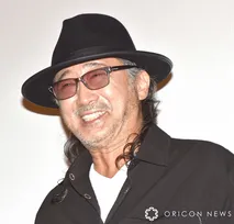 大塚明夫、意外すぎる“交友関係”にファンも驚き「推しと推しだー！」「こんなの予想できねー」　熱いハグショットにも反響