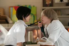 なにわ男子・道枝駿佑、安斉星来のネクタイを引っ張り…映画『うるわしの宵の月』場面写真が公開