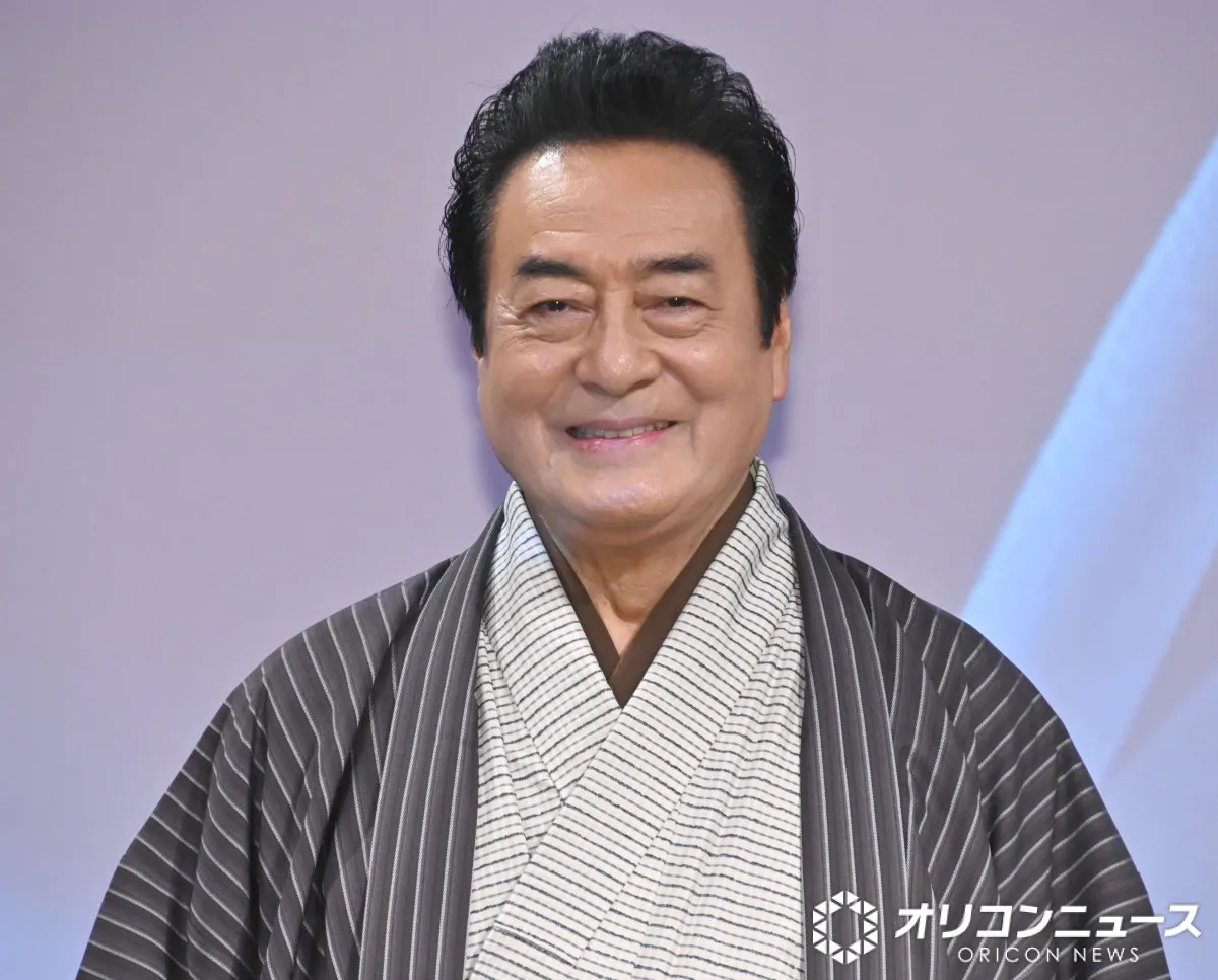 高橋英樹、93歳の姉からの贈り物に大喜び「大きな梨が届きました」　“秋の味覚”手にしたプライベートショット公開