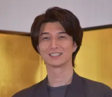 天野浩成、妻・雛形あきこの写真集表紙を“再現”　反響相次ぐ「この夫婦、かわいすぎる」「いつもの階段（笑）」