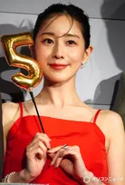田中みな実、真っ赤なキャミドレスで華やか登壇　重岡大毅との軽妙な掛け合いでも会場沸かす