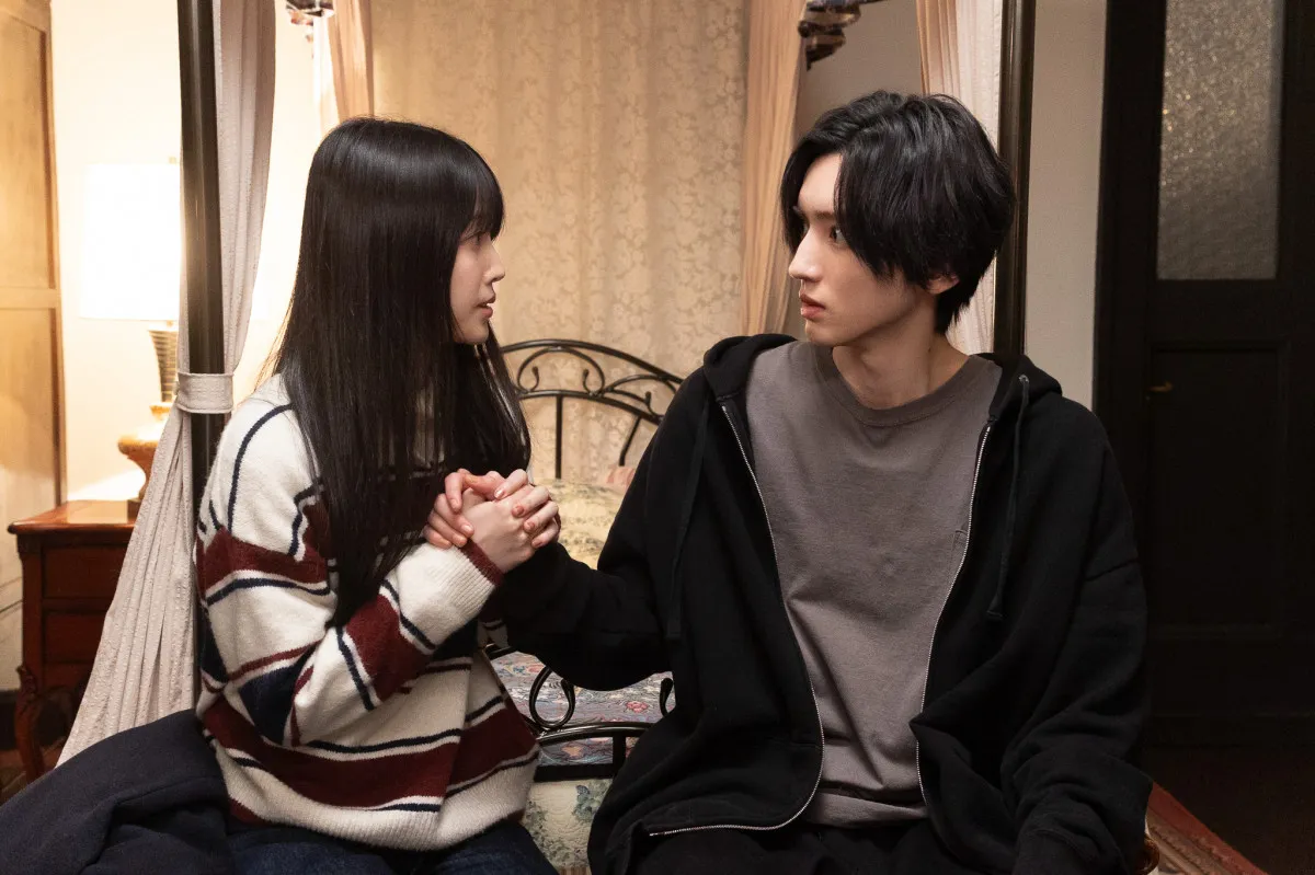 なにわ男子・道枝駿佑、久保史緒里と手を握って見つめ合う　『M.I.S.S.I.O.N. 歌劇な潜入捜査官』場面カット公開