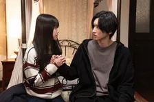 なにわ男子・道枝駿佑、久保史緒里と手を握って見つめ合う　『M.I.S.S.I.O.N. 歌劇な潜入捜査官』場面カット公開