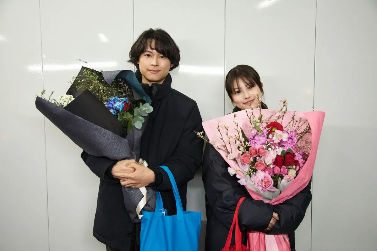 松村北斗＆今田美桜が花束を手に晴れやかな表情 『白鳥とコウモリ』主要キャストのクランクアップ写真が公開