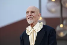 ジョン・マルコヴィッチ、ベネチアで初の男優賞「身の引き締まる思い」　『ワイルド・ホース・ナイン』でCIAエージェント役
