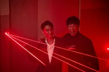 『VIVANT』赤いレーザー越しに、Fとチョッキー　第18話場面カットを先行公開