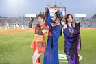 藤原紀香・高島礼子・剛力彩芽が神宮球場で“キャッツアイ”に　舞台衣裳でファーストピッチ