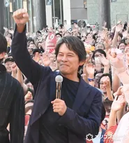 『踊る大捜査線』“青島”織田裕二が14年ぶり大阪登場　駅前に5000人大歓声　関西弁ボケ→拳突き上げる