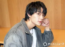 佐野勇斗、両親との3ショットを公開「パパママだー！」「ほんと仲良しで素敵」　親子水入らずで食事を楽しむ