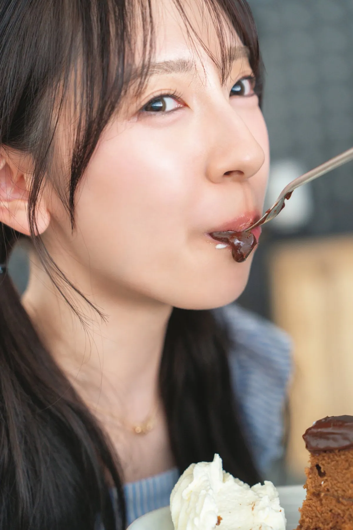 金村美玖、チョコがこぼれる“もぐもぐカット”　2nd写真集『機微』先行カット第11弾