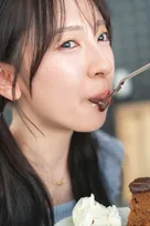 金村美玖、チョコがこぼれる“もぐもぐカット”　2nd写真集『機微』先行カット第11弾