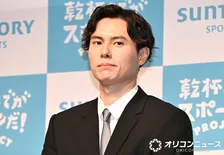 バレーボール・髙橋藍、サントリースポーツとアンバサダー契約　スーツ姿で会見に登壇