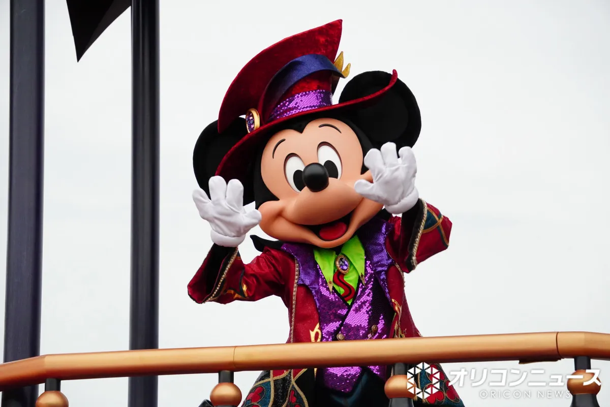 【ディズニー・ハロウィーン】ヴィランズが妖しいパーティーに誘い込む　炎とスモークがさく裂の迫力満点パレード【現地レポ】
