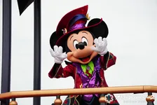 【ディズニー・ハロウィーン】ヴィランズが妖しいパーティーに誘い込む　炎とスモークがさく裂の迫力満点パレード【現地レポ】